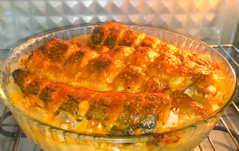 Запеченный хек в маринаде на луковой подушке в духовке