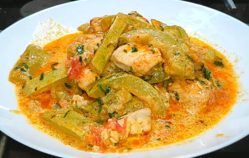 Нежное куриное филе с брусочками кабачков в густом сметанно-сырном соусе