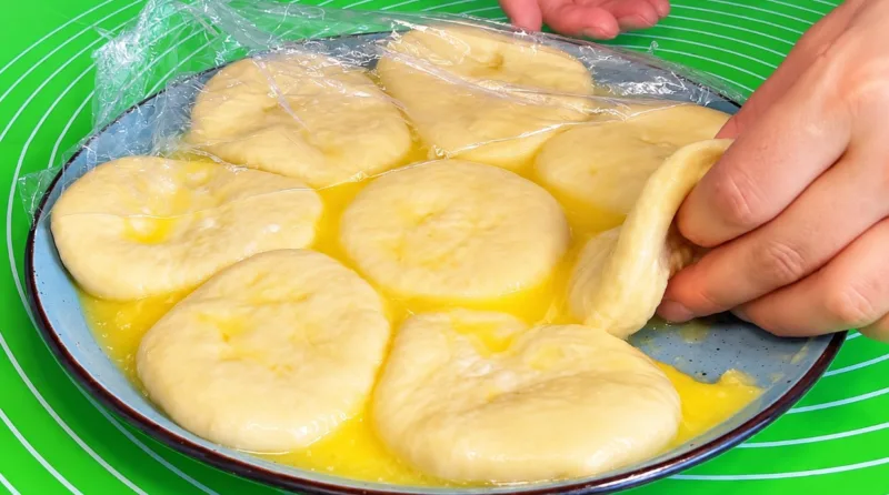 Вымачиваю лепешки в масле 